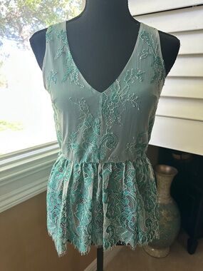 Willow & Root Women's Mint Lace V-neck Top in Natural Mint